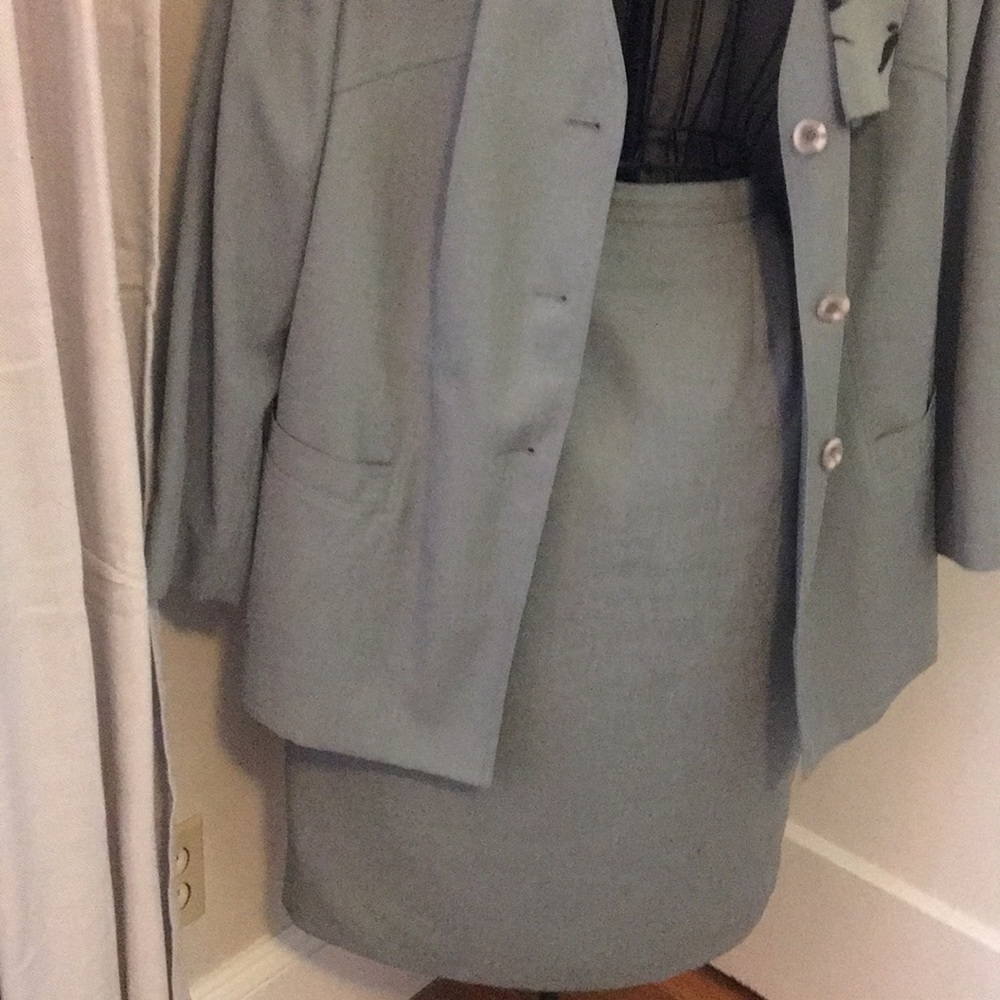 🎈SOLD🎈Beautiful green vintage skirt suit - Picture 4 of 6